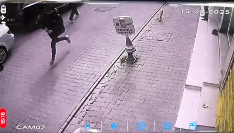 İstanbul'da Silahlı Saldırı: Bacağından Vurulan Genç, Hayatta Kalma Mücadelesi Veriyor
