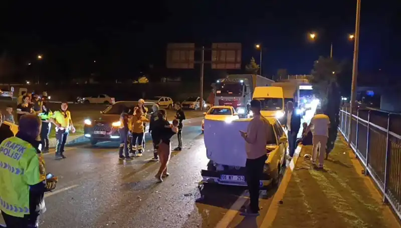 Otoyolda Korner Geri Dönüş Kazası: İki Çocuk Yaralandı, Dört Kişi Hastaneye Kaldırıldı