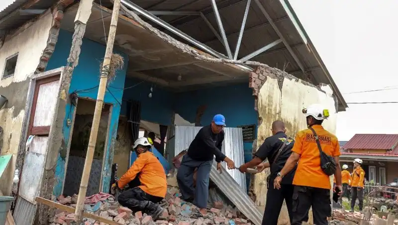 Endonezya'da Şiddetli Deprem: 5,7 Büyüklüğündeki Sarsıntı 8 Evi Yıktı