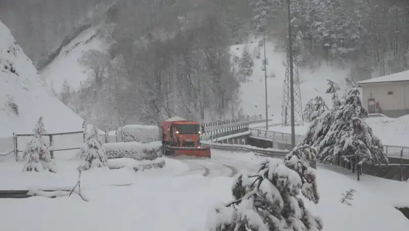 Bolu Dağı'nda Yoğun Kar Yağışı: Doğa Harikası Bembeyaz Görünüme Büründü!