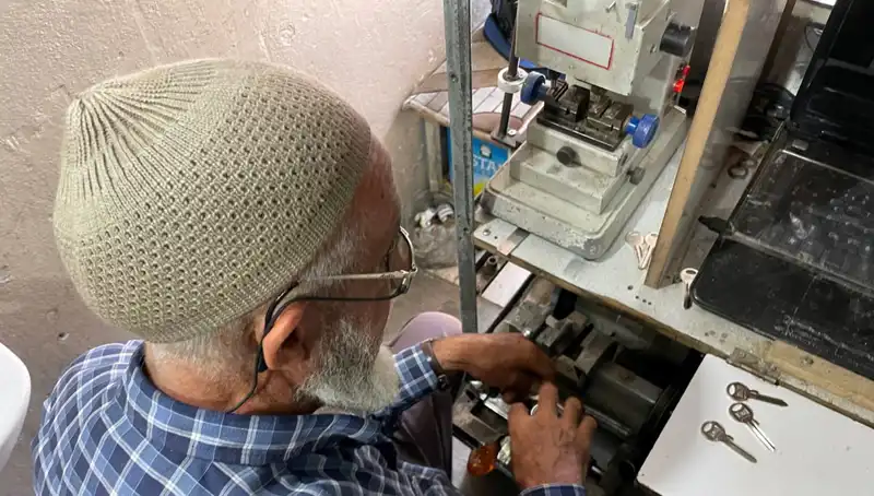 28 Yıl Boyunca 4 Metrekarelik Dükkanında Bir Hayat: Saray Gibi Hissettiren Anılar