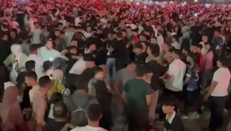 Konserde Bıçaklı Kavga: Üç Kişi Yaralandı, Olay Anı Kamerada