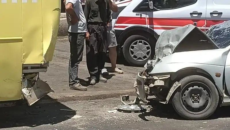 Halk Otobüsü ile Otomobil Çarpıştı: İki Yaralı, Olayın Detayları Ortaya Çıktı