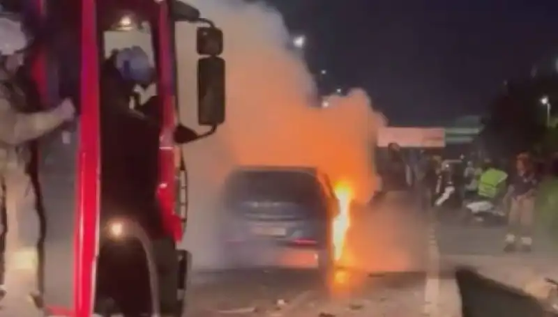 Otoyolda Bariyerlere Çarpan Araç Alev Alev Yandı, Kaza Anı Kameralara Yansıdı