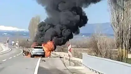 Kütahya'da Otomobil Alev Alev Yandı: Şans Eseri Yanında Kimse Yoktu