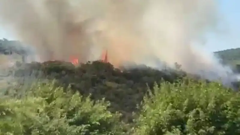 İstanbul'da Alevlerin Ortasında Kalan Vatandaşlar Tahliye Edildi