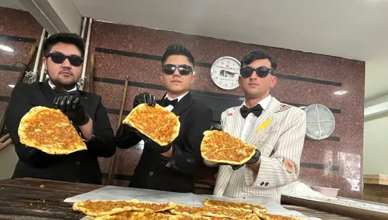 Takım Elbiseli Fırıncılar Sokakları Renklendirdi: İlgi Odağı Oldular