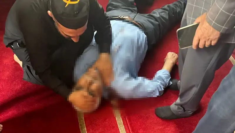 Camide İnanılmaz Olay: Namaz Kılan Adam Bıçaklandı!