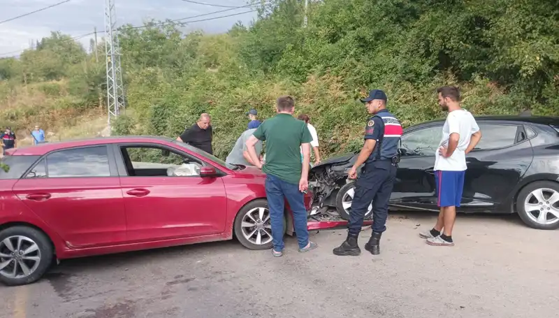 Karamürsel’de Trafik Kazası: İki Otomobil Çarpıştı, 4 Yaralı