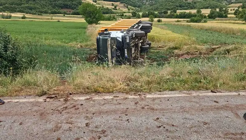 Tokat'ta Devrilen Kamyonun Şoförü Hayatını Kaybetti, Kaza Detayları Şok Edici